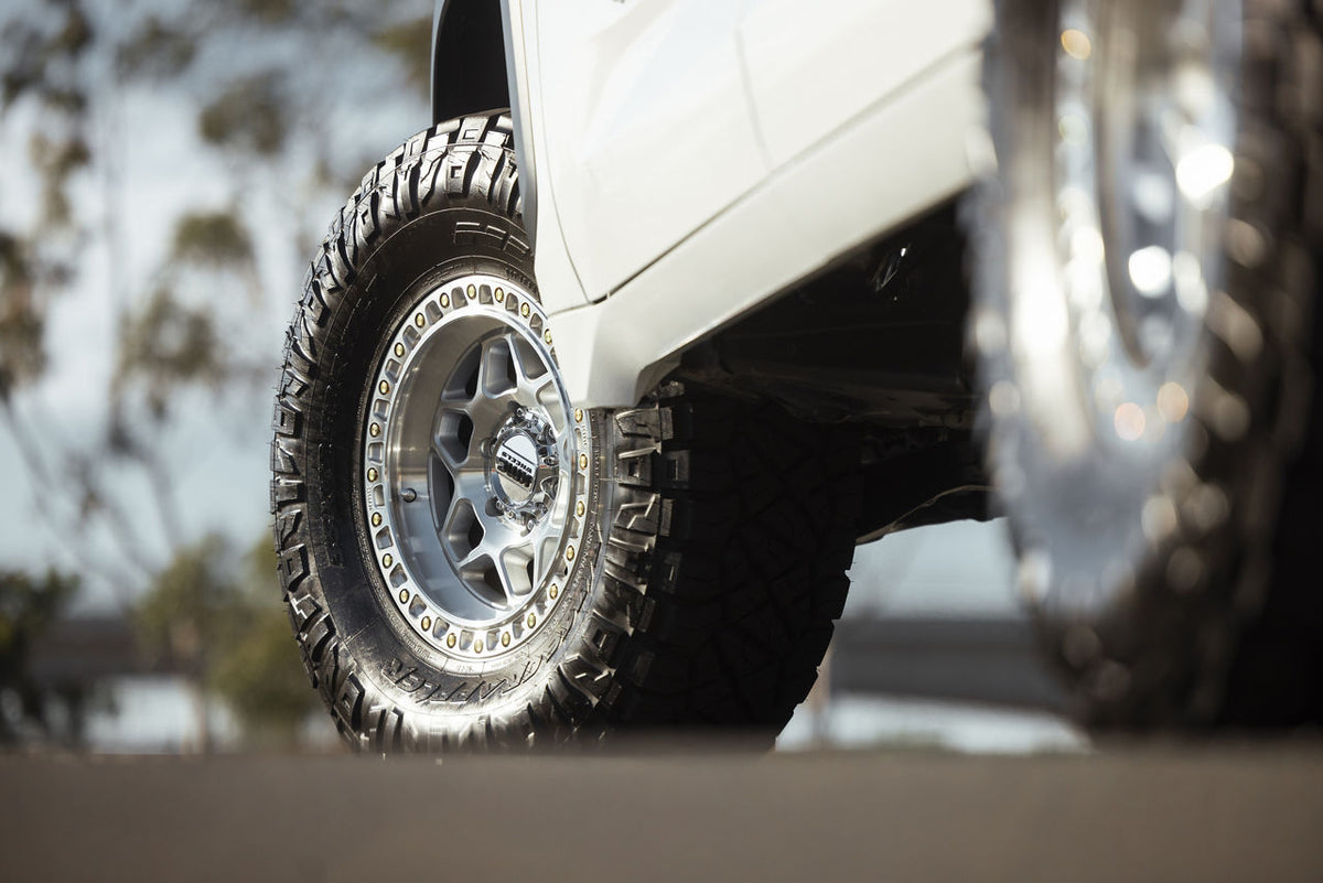 KMC (ケイエムシー) KM553 TORX ( トルクス ) 17インチアルミホイール グロスシルバー/マシンドフェイス 17x8.5J 5H 127 +25 ジープ JKラングラー/ JLラングラー/ JTグラディエーター